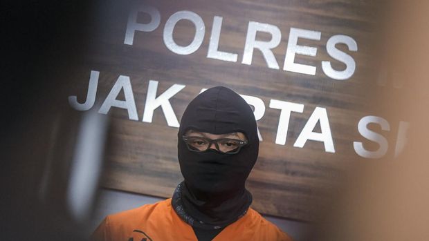 Aktor Dwi Sasono dihadirkan penyidik Satnarkoba pada rilis kasus narkoba di Polres Jakarta Selatan, Jakarta, Senin (1/6/2020). Pemeran di sejumlah film dan program televisi di Indonesia tersebut ditetapkan sebagai tersangka kasus kepemilikan narkoba dengan barang bukti ganja seberat 16 gram setelah ditangkap di rumahnya di kawasan Pondok Labu, Jakarta Selatan. ANTARA FOTO/Galih Pradipta/wsj.