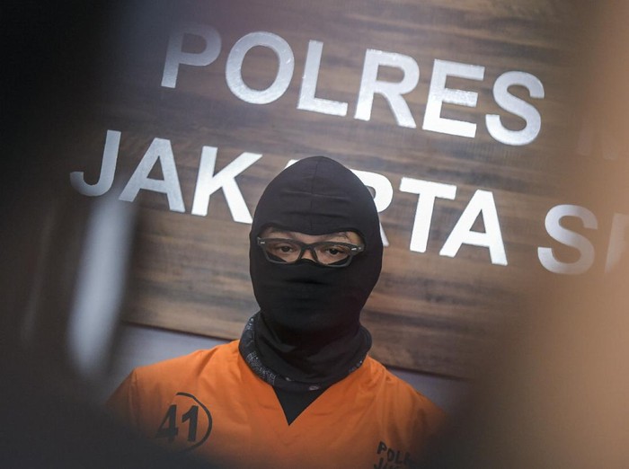 Aktor Dwi Sasono dihadirkan penyidik Satnarkoba pada rilis kasus narkoba di Polres Jakarta Selatan, Jakarta, Senin (1/6/2020). Pemeran di sejumlah film dan program televisi di Indonesia tersebut ditetapkan sebagai tersangka kasus kepemilikan narkoba dengan barang bukti ganja seberat 16 gram setelah ditangkap di rumahnya di kawasan Pondok Labu, Jakarta Selatan. ANTARA FOTO/Galih Pradipta/wsj.