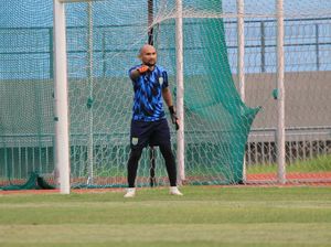 Fokus Bisnis, Kiper Persela Ini Memilih Mundur