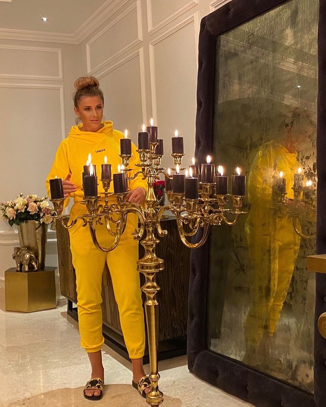 Seperti dikutip Daily Star, Anamaria terakhir kali berpose untuk majalah Playboy 12 tahun lalu. Meski kini lebih aktif di industri sepak bola, namun wanita 47 tahun itu ingin sekali lagi tampil di majalah dewasa tersebut. Foto: Instagram @anamariaprodanreghecampf