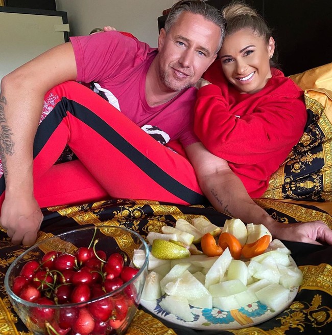 Anamaria memahami binis sepak bola setelah dinikahi Laurentiu Reghecampf, mantan gelandang Rumania. Dari pernikahannya tersebut ia belajar tentang industri sepak bola yang menjanjikan.  Foto: Instagram @anamariaprodanreghecampf