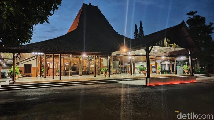 Beredar rumor bahwa aksi seorang anggota DPRD yang mengamuk dan membanting botol bir, ada kaitannya dengan proses pengisian jabatan eselon II. Namun Pemkab Tulungagung membantahnya.
