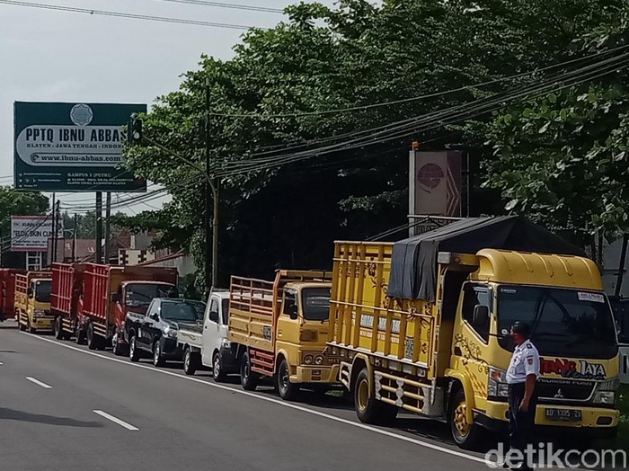 Antrean kendaraan akan uji KIR di Klaten, Rabu (3/6/2020).