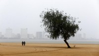 Menteri utama negara bagian Maharashtra mengatakan warga yang tinggal di rumah-rumah tipis dekat pantai harus dipindahkan ke tempat yang lebih aman sebelum datangnya Topan Nisarga. Kedatangan topan itu diprediksi terjadi pada Rabu sore atau malah hari waktu setempat. AP Photo/Rajanish Kakade  