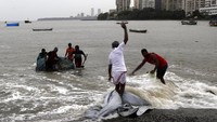 Kota Mumbai jarang menghadapi terjangan angina topan. Badai besar terakhir melanda kota itu pada tahun 1948 dan menewaskan 12 orang serta lebih dari 100 orang terluka. AP Photo/Rajanish Kakade  