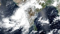Ahli meteorologi India telah memperingatkan hujan deras dengan kecepatan angin 100-110 km/jam dan menyebabkan kerusakan pada gubuk jerami, saluran listrik, serta gelombang badai setinggi 1-2 meter, menggenangi daerah dataran rendah di Maharashtra. NASA Worldview, Earth Observing System Data and Information System (EOSDIS) via AP  