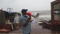 Sebanyak 4.000 orang lainnya dipindahkan dari desa-desa pesisir di distrik Valsad dan Navsari Gujarat. Protokol kesehatan juga diterapkan dalam proses evakuasi tersebut. AP Photo/Rafiq Maqbool  