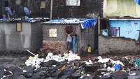 Lebih dari 10 ribu orang di India, termasuk sejumlah pasien virus Corona, dievakuasi ke tempat yang lebih aman saat pantai barat India bersiap menghadapi angin topan. Topan itu merupakan badai pertama yang mengancam Kota Mumbai setelah lebih dari 70 tahun. AP Photo/Rajanish Kakade  