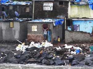 India Evakuasi Warga Antisipasi Serangan Topan Nisarga