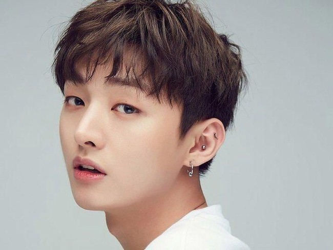 Urutan 5 artis K-Pop pemilik kulit paling bening adalah Yoon Jisung, mantan personel boyband Wanna One. Foto: Istimewa