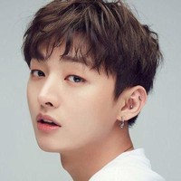 Urutan 5 artis K-Pop pemilik kulit paling bening adalah Yoon Jisung, mantan personel boyband Wanna One. Foto: Istimewa