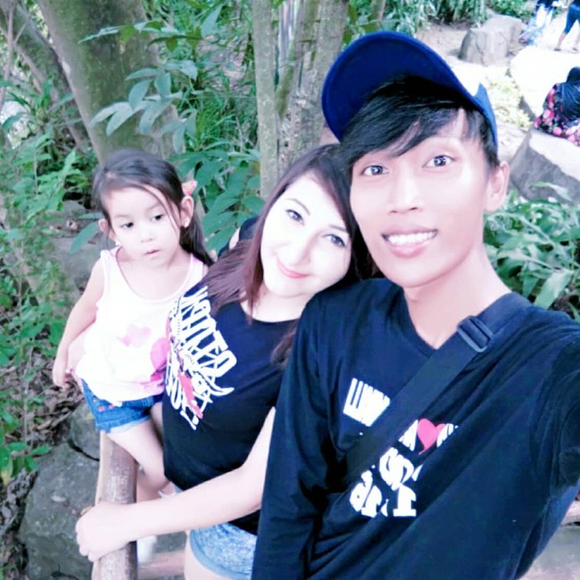 Kisah cinta antara wanita WNA asal Austria dengan pria yang bekerja sebagai Pekerja Penanganan Sarana dan Prasarana Umum (PPSU) ini menjadi sorotan warganet. Wanita bule bernama Arzum Balli mengaku jatuh cinta dengan petugas kebersihan DKI bernama Bambang Irawan. Foto: instagram @awanzha_arzum