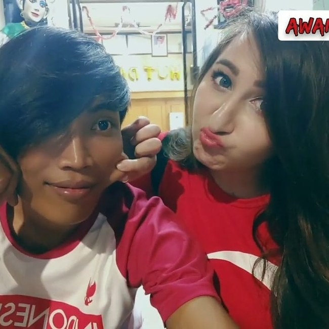 Wanita berdarah Turki yang menetap di Austria itu mengatakan awal perkenalannya dengan Bambang atau Awanzha terjadi lewat aplikasi karaoke Smule. Arzum lah yang pertamakali mengajak Bambang berkenalan dan mencari media sosial pria tersebut. Dia mengaku sudah jatuh cinta dengan Bambang atau Awan sejak mereka kerap berduet di Smule. Foto: instagram @awanzha_arzum