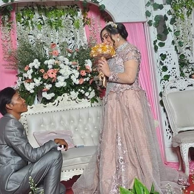 Arzum sendiri sebelumnya pernah menikah dengan pria Indonesia dan dikaruniai seorang putri bernama Melody Putri dari pernikahan tersebut. Dan dia memang memiliki ketertarikan pada Indonesia. Sejak usia 11 tahun, dia belajar bahasa Indonesia melalui berbagai platform seperti film, lagu dan kini Google. Foto: instagram @awanzha_arzum