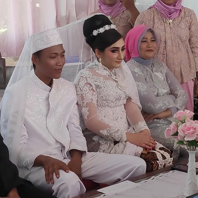 Berkenalan lewat media sosial, keduanya kemudian sering mengobrol melalui WhatsApp dan video call. Setelah enam bulan aku memutuskan untuk pergi ke Indonesia untuk bertemu sama dia. Dua minggu saya di Indonesia dan kita juga bertunangan setelah Awan melamarku. Habis  itu kita lanjut LDR lagi dan dan planning untuk menikah, cerita Arzum saat dihubungi oleh Wolipop, Rabu (3/6/2020). Foto: instagram @awanzha_arzum