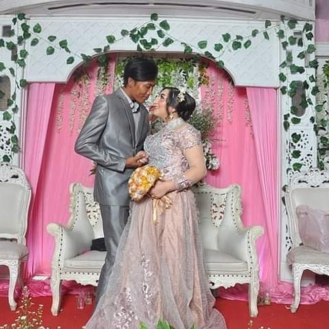 Arzum dan Bambang merencanakan pernikahan mereka selama dua tahun. Proses cukup panjang karena keduanya harus mengurus berbagai dokumen di negara masing-masing. Kita mulai pacaran 17 November 2016. Terus kita ketemu pada 2 Juli 2017, selanjutnya kita tunangan pada 17 Juli 2017, lalu kita bertemu lagi pada 1 Juli 2019 dan memutuskan menikah pada 18 Agustus 2019, ujar Arzum. Foto: instagram @awanzha_arzum