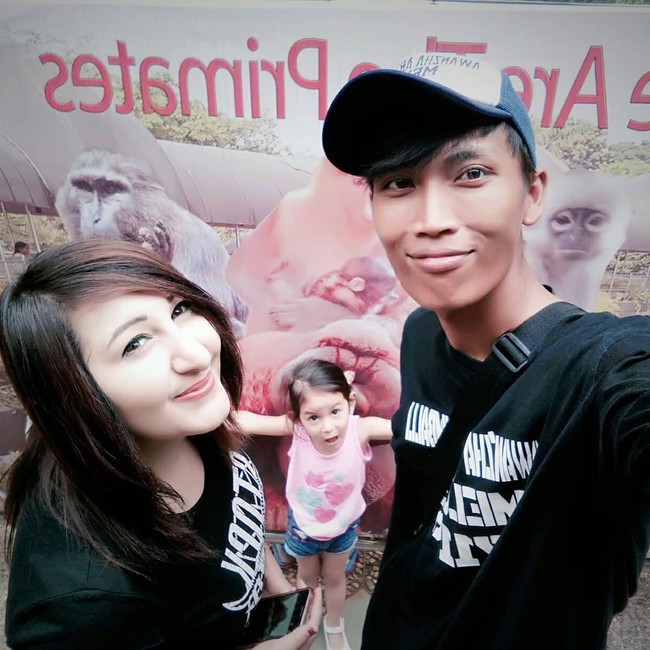 Arzum sendiri sebelumnya pernah menikah dengan pria Indonesia dan dikaruniai seorang putri bernama Melody Putri. Dan dia memang memiliki ketertarikan pada Indonesia. Sejak usia 11 tahun, dia belajar bahasa Indonesia melalui berbagai platform seperti film, lagu dan kini Google. Foto: instagram @awanzha_arzum.