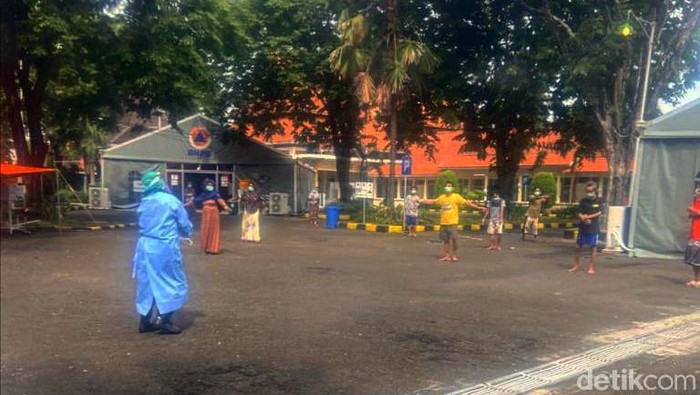 Tenaga kesehatan RS Darurat COVID-19 Jatim mempunyai cara lain untuk merawat pasien positif Corona. Setiap pagi, puluhan pasien diajak senam bersama.