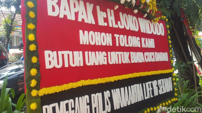 Karangan bunga berjejer di PN Jakpus jelang sidang dakwaan kasus Jiwasraya (Zunita Amalia Putri/detikcom)