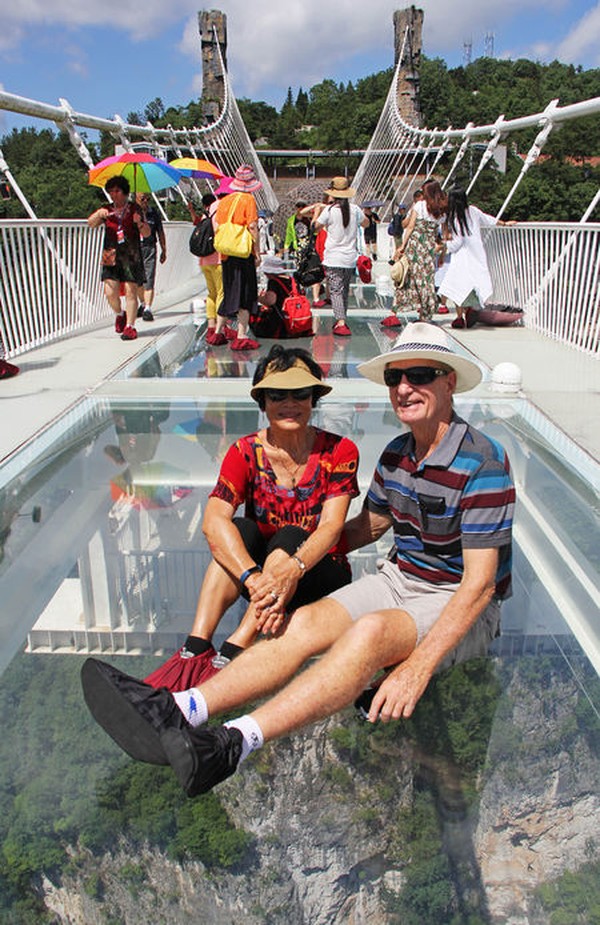 Saat menaiki jembatan ini, para pengunjung harus menggunakan sarung khusus alas kaki agar kaca tidak lecet. Istimewa/HighestBridges.com/Eric Sakowski Saat menaiki jembatan ini, para pengunjung harus menggunakan sarung khusus alas kaki agar kaca tidak lecet. Istimewa/HighestBridges.com/Eric Sakowski
