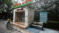 Pandemi Corona membuat Taman Burung Perak yang berlokasi di Jalan M Yamin, Kecamatan Tangerang, Kota Tangerang, Banten, ditutup sementara.