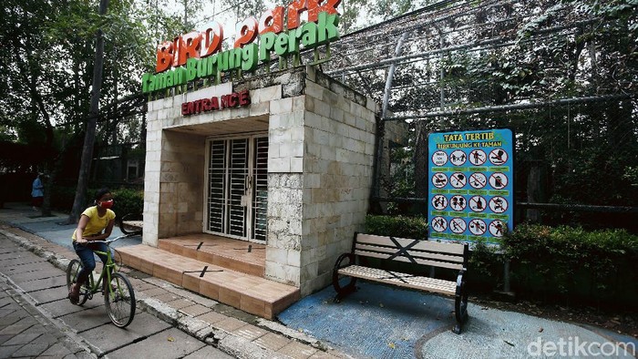 Taman Burung Perak Tangerang Bird Park Tangerang atau Taman Burung Perak yang berlokasi di Jalan M Yamin, Kecamatan Tangerang, Kota Tangerang, ditutup selama wabah pandemi COVID-19.