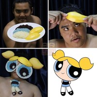 Jika ingin cosplay jadi seperti Powerpuff Girls tetapi punya budget sedikit, maka cara ini bisa kamu tiru. Hanya dengan beberapa potong buah mangga dan ketan yang berwarna putih, biru, hitam, pria ini berhasil megubah tampilannya menjadi Powerpuff Girls. Foto: Instagram @lowcost_cosplay