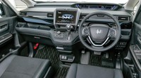 Masuk ke dalam kabin, aura sporty mobil ini tak lantas hilang. Karakter Modulo X makin terasa dengan aksen hitam, setir berlapis kulit, audio touch screen 9 inchi, serta jok dengan paduan suede dan kulit dengan logo Modulo X disulam di bagian belakang jok depan. Foto: Pool