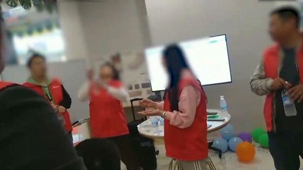 pegawai china dipaksa makan cacing pegawai china dipaksa makan cacing