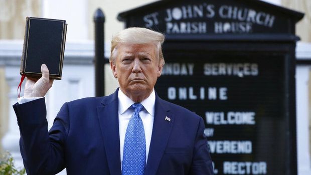 Donald Trump berkunjung dan berfoto sambil memegang Alkitab di depan Gereja St John's Church, Senin (1/6). Aksi itu membuat marah pemuka agama Kristen di AS.