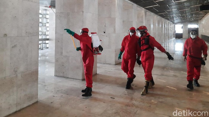 Penyemprotan disinfektan di Masjid Istiqlal, Rabu (3/6/2020)