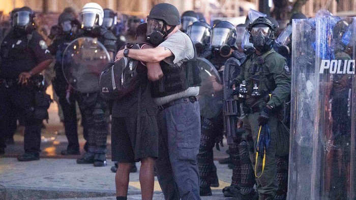 Sejumlah momen terjadi di tengah aksi demonstrasi kematian George Floyd di Amerika Serikat. Salah satu momen menggambarkan keakraban polisi dan demonstran.