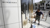 Seorang pekerja membersihkan coretan grafiti di toko Burberry. Floyd meninggal setelah ditahan oleh petugas kepolisian Minneapolis pada 25 Mei. AP Photo/Marcio Jose Sanchez.