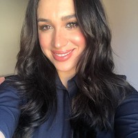 Seorang wanita bernama Christine Primrose Mathis sering jadi pusat perhatian di tempat kerjanya. Berprofesi sebagai pramugari, Christine menarik atensi para penumpang karena mirip dengan Meghan Markle. Foto: Instagram @christineprimrose