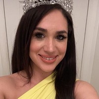 Meski banyak dipuji ternyata ada juga yang kerap berkomentar tidak menyenangkan. Media sosial bisa jadi jahat. Ada orang-orang yang berkomentar bahwa aku mencoba menjadinya atau rambut dan makeup-ku sama (dengan Meghan). Aku merasa selalu menata rambutku seperti itu. Aku mencoba untuk mengabaikan orang-orang yang jahat, ungkapnya. Foto: Instagram @christineprimrose