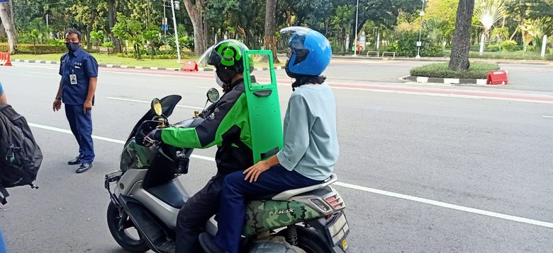 Sekat Pemisah Driver Ojol dan Penumpangnya Sekat Pemisah Driver Ojol dan Penumpangnya