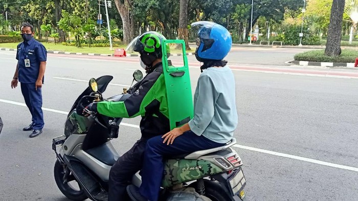 Sekat Pemisah Driver Ojol dan Penumpangnya
