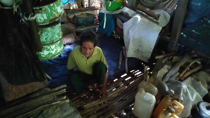 Nenek Hadi yang hidup sebatang kara di gubuk reyot tak layak huni di Maros, Sulsel. (Foto: M Bakrie/detikcom)