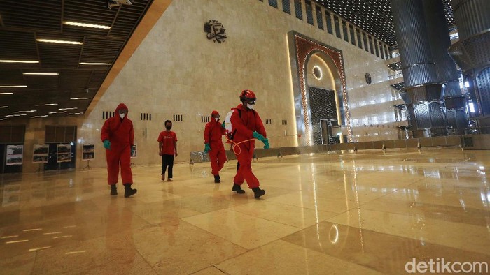 Penyemprotan disinfektan kembali dilakukan di Masjid Istiqlal, Jakarta Pusat. Kegiatan ini untuk meningkatkan protokol kesehatan jelang dibukanya kembali Masjid Istiqlal.