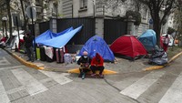 Para pekerja migran asal Peru membangun tenda di luar gedung konsulat Peru untuk menuntut repatriasi di tengah pandemi COVID-19 di Santiago, Chili, (2/6/2020).