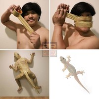 Cosplaynya yang satu ini bisa terbilang cukup ekstrim sih. Untuk menjadi seperti cicak, LonelyMan menggunakan lakban berwarna coklat yang ditempelkan ke seluruh bagian badannya. Berani coba yang seperti ini nggak? Foto: Instagram @lowcost_cosplay