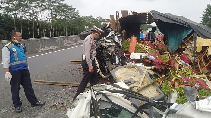 Dua truk kecelakaan di Tol Salatiga-Bawen, Semarang. Satu orang tewas, Rabu (3/6/2020).