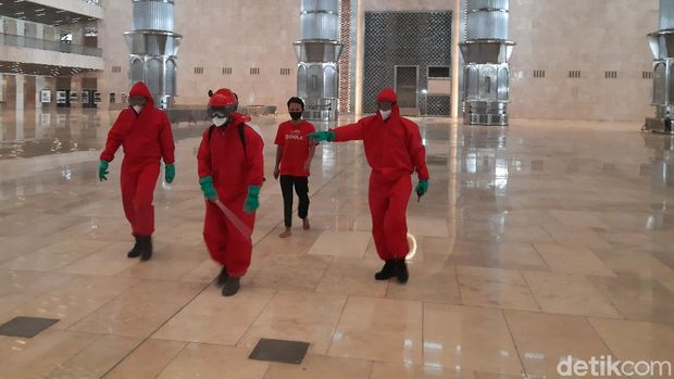 Penyemprotan disinfektan di Masjid Istiqlal, Rabu (3/6/2020)