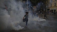 Bentrokan sporadis lalu pecah di dekat jalan lingkar utama Paris, demonstran mulai melempar batu ke arah polisi yang direspons dengan tembakan peluru karet dan gas air mata.