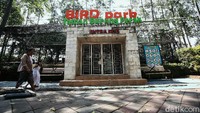 Pintu masuk taman yang diresmikan pada 11 Februari 2018 itu tertutup rapat.
