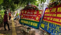 Enam tersangka yang akan segera disidangkan adalah Benny Tjokrosaputro untuk berkas kasus tindak pidana korupsi (TPK) dan tindak pidana pencucian uang (TPPU), Heru Hidayat (TPK dan TPPU), Hary Prasetyo (TPK), Hendrisman Rahim (TPK), Syahmirwan (TPK), serta Direktur PT Maxima Integra Joko Hartono Tirto (TPK).