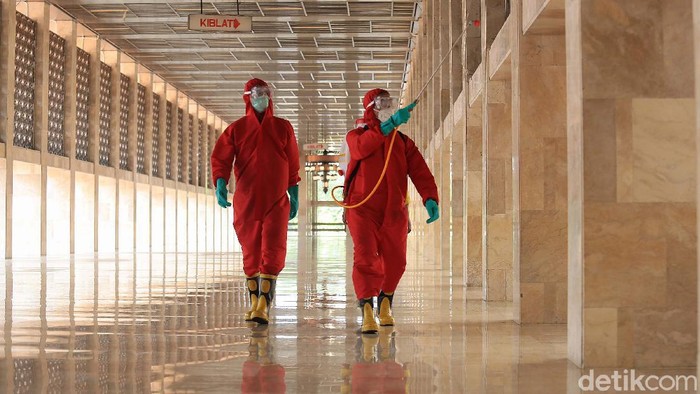 Jelang New Normal, Masjid Istiqlal Kembali Disemprot Disinfektan Penyemprotan disinfektan kembali dilakukan di Masjid Istiqlal, Jakarta Pusat. Kegiatan ini untuk meningkatkan protokol kesehatan jelang dibukanya kembali Masjid Istiqlal.