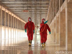 Jelang New Normal, Masjid Istiqlal Disemprot Disinfektan