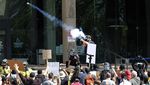 Gas Air Mata Berseliweran di Tengah Demo George Floyd