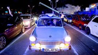 Beda lagi di Jerman. Anak-anak mudanya bisa asyik dugem di parkiran dengan konsep drive-in. (Getty Images)